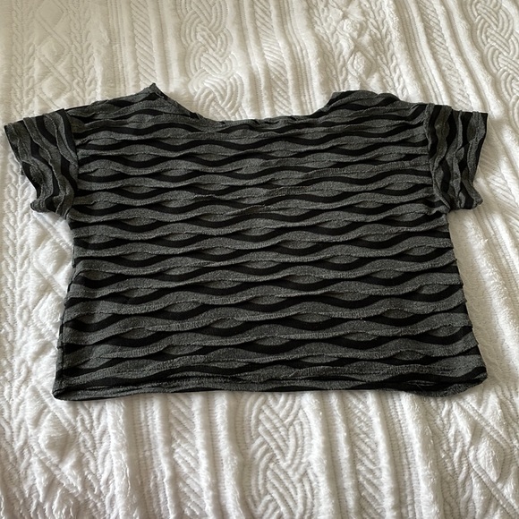 Eclipse black and grey crop top - Picture 2 of 4